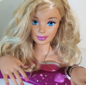 Barbie Loves Beauty Styling Head ΜΕ ΠΕΡΟΥΚΑ ΚΑΙ ΜΑΖΙ ΔΩΡΟ BARBIE HOLIDAY