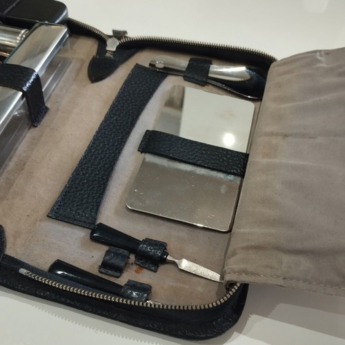 Vintage men's personal grooming case like new