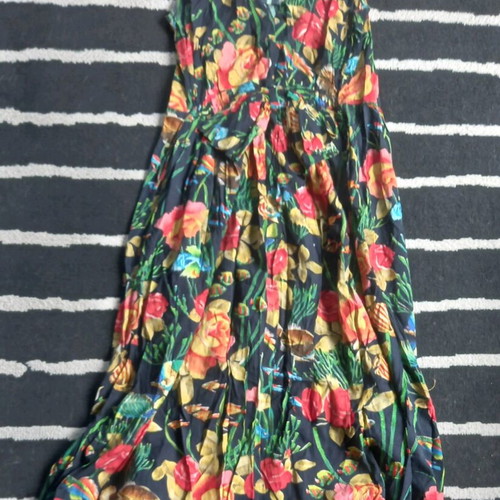 Floral dress like new, size M, black multicolor