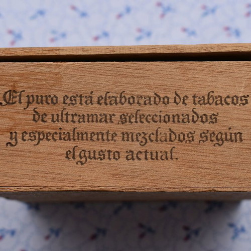 Small wooden cigarillo box Exoten Fehlfarben used