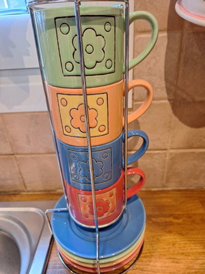 Set of 4 mugs with saucers in metal stand like new