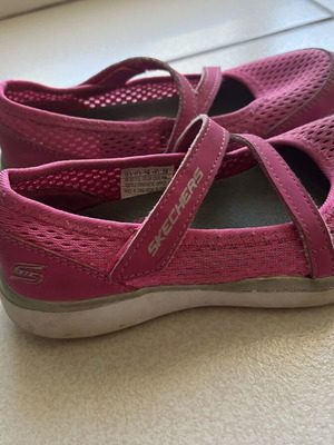 Skechers pink sandals for girls size 29 used, fabric with memory foam