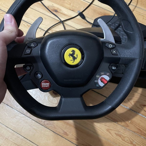 Thrustmaster steering wheel for PS4/PS5/PC used, part handle broken