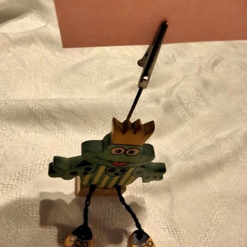 Wooden decorative stand with alligator clip frog design like new