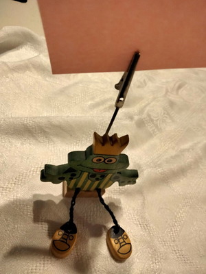 Wooden decorative stand with alligator clip frog design like new