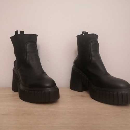 AGL leather ankle boots size 38 like new, black