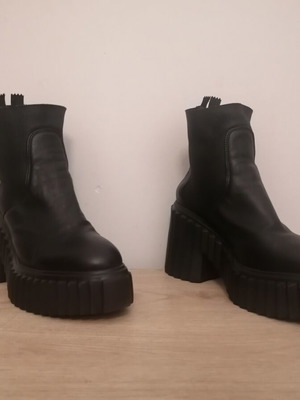 AGL leather ankle boots size 38 like new, black