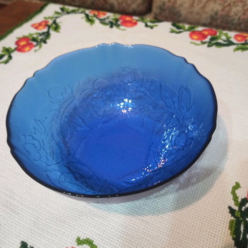 Blue glass salad bowl like new with embossed flowers