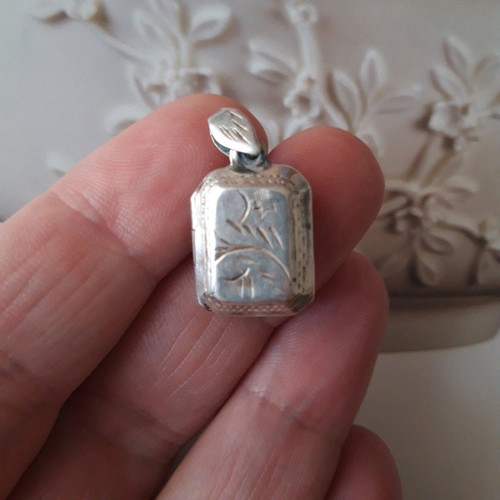 Silver pendant old small opening used