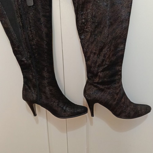 Boots size 38 like new, leather with stamped pattern, black