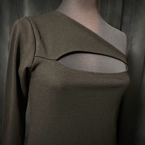Dress new with one sleeve and ruffles black