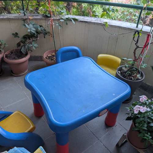 Children's plastic table with 4 chairs
