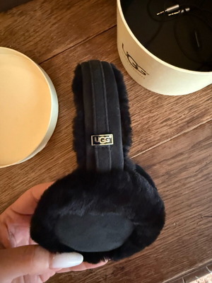 Ugg leather headphones with wired connection like new