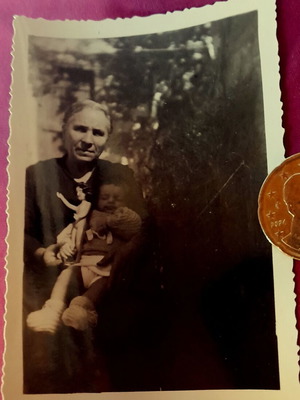 Vintage ασπρόμαυρη φωτογραφία γιαγιάς που κρατά μωρό στην εξοχή, σαν καινούργιο