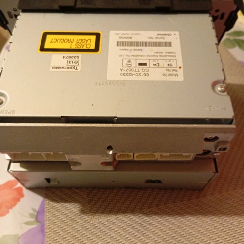 CD player Toyota RAV 4 like new with console and two plugs