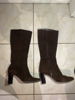 Suede boots with heel like new, brown