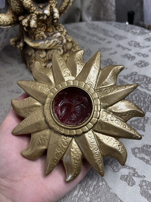 Vintage χρυσό κηροπήγιο Ήλιος με ανάγλυφες λεπτομέρειες σαν καινούργιο