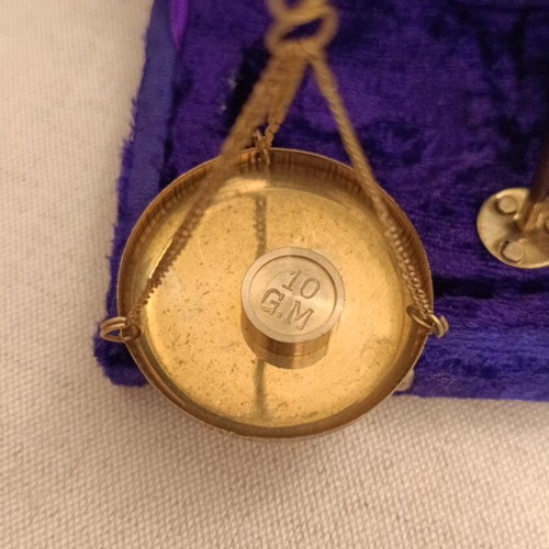 Vintage scale like new, brass in velvet case
