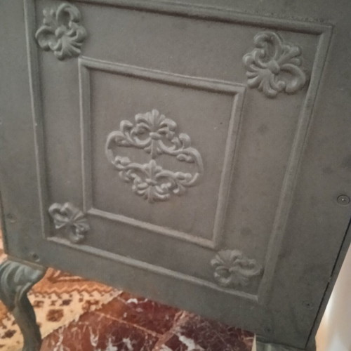 Cast iron stove used with accessories, dimensions 87x51x70 cm