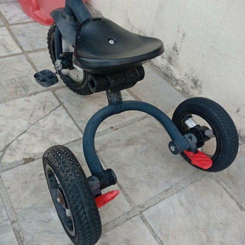 Children's tricycle like new with adjustable handle and canopy