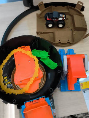 Hot Wheels track used, wheel case