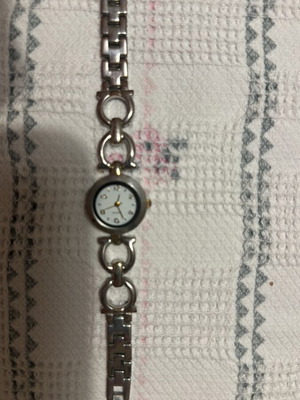 Vintage women's wristwatch, like new, battery needed