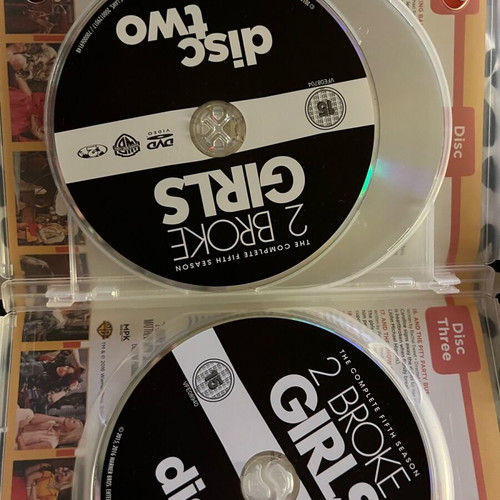 2 Broke Girls Season 5 boxset DVD like new