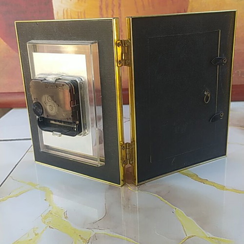 Photo frame clock with quartz mechanism