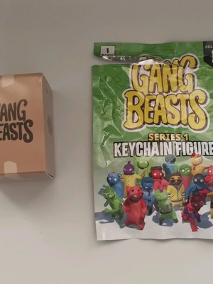 Πακέτο 12 Gang Beasts με 6 φιγούρες και 6 μπρελόκ