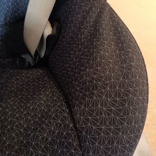 Maxi Cosi 2 Way Pearl car seat used with Isofix base