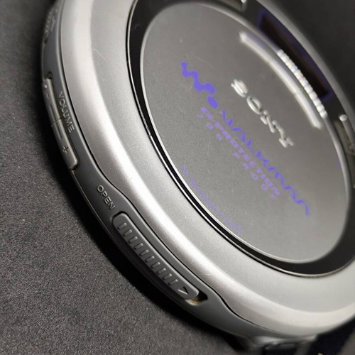 Sony Walkman D-EJ621 Portable CD Player like new with original strap