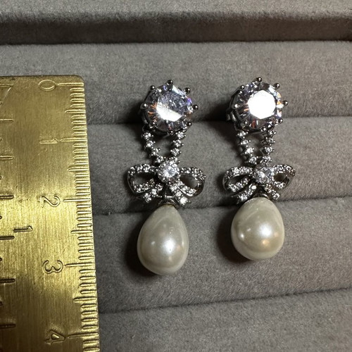 Pearl dangle earrings like new, silver-plated with imitation teardrop pearls