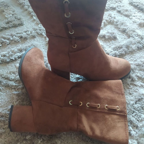 Suede tabba ankle boots like new with medium heel size 37