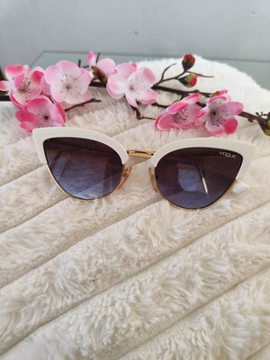 Γυναικεία γυαλιά ηλίου Vogue VO5212S W745/4Q σαν καινούργια με λευκό σκελετό και μωβ ντεγκραντέ φακούς