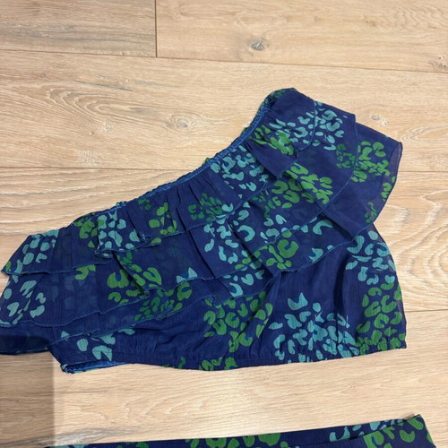 Trilogy set size L in perfect condition with skirt and one-shoulder blouse