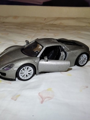 Porsche 918 Spyder diecast model used, 1:36 scale by Uni-Fortune