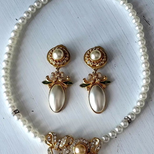 Necklace and earrings set with white pearls like new