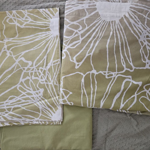 Kentia bed sheet set like new, 2 double sheets and 2 pillowcases