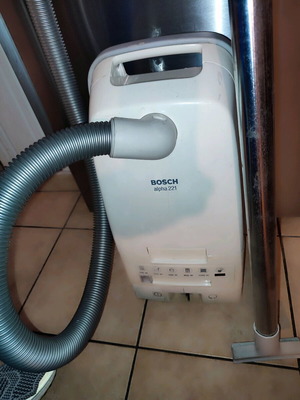 Bosch vacuum cleaner 1100Watt like new