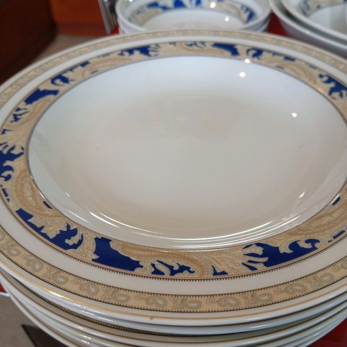 Porcelain dinnerware set new, 12-person, German