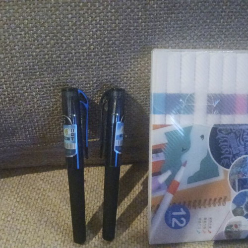 Set of markers and mini pens new, 12 markers 2 mini