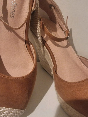 15€ Πλατφόρμες μπεζ ολοκαίνουριες από την chic shoes
