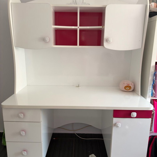 Children's desk like new, white with fuchsia