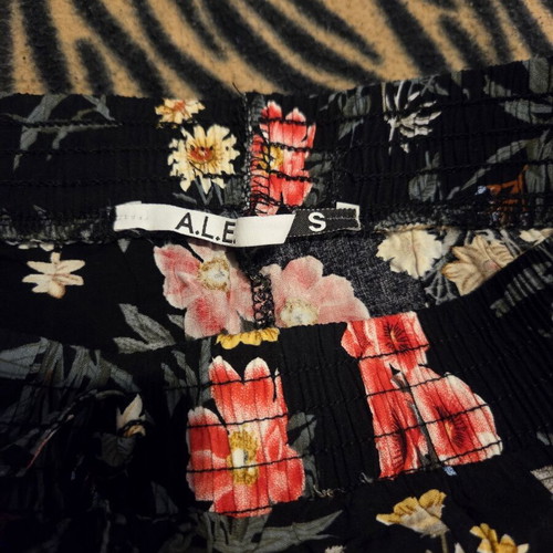 Ale floral shorts size S like new, black multicolor