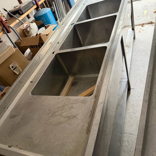 Stainless steel sinks, lantsa, table and baking tray racks used