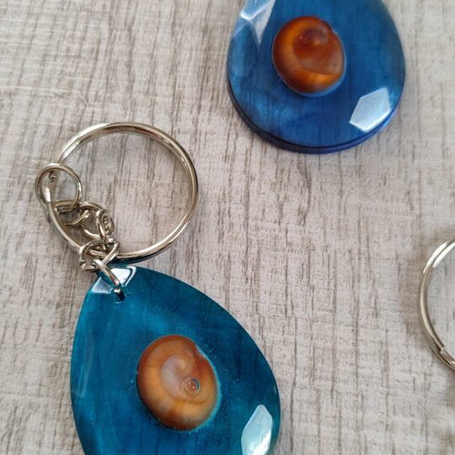 Handmade keychain with natural sea eye shell in resin, colorful, new