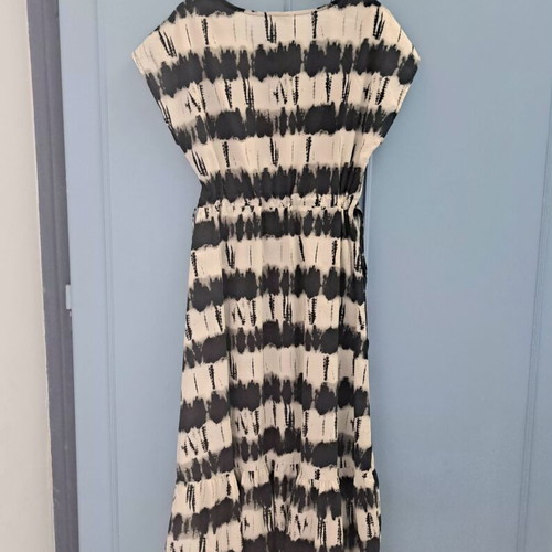 Urban dress with abstract black and white print like new