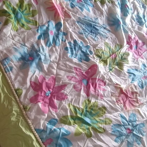 Single quilt with floral pattern
