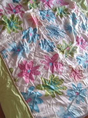 Single quilt with floral pattern