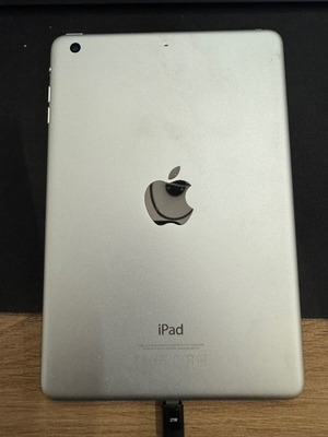 Apple iPad mini 3 16GB like new with charger and case